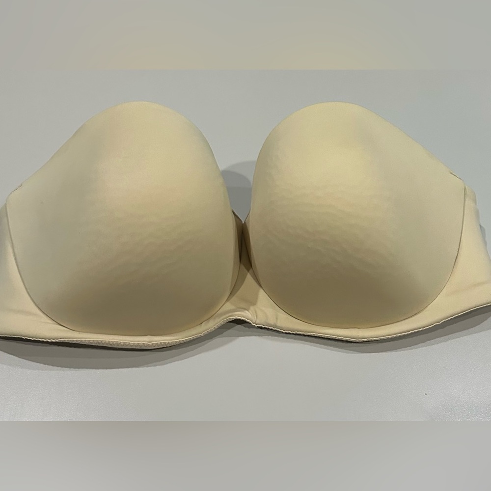 Ambrielle Strapless Nude Bra Size 40D.  Adjustable Band.  Great Condition!